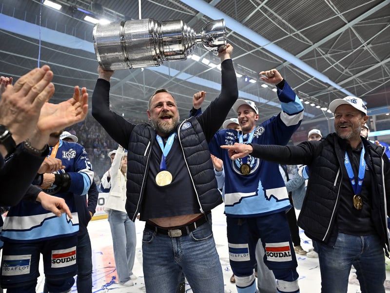 Tréner HK Nitra Andrej Kmeč (uprostred) dvíha víťazný pohár