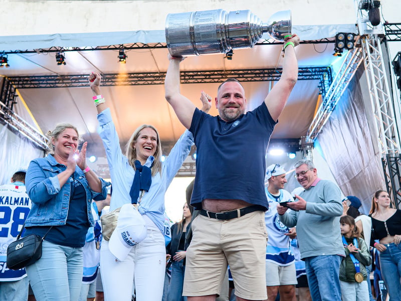 Tréner Andrej Kmeč počas osláv majstrovského titulu HK Nitra