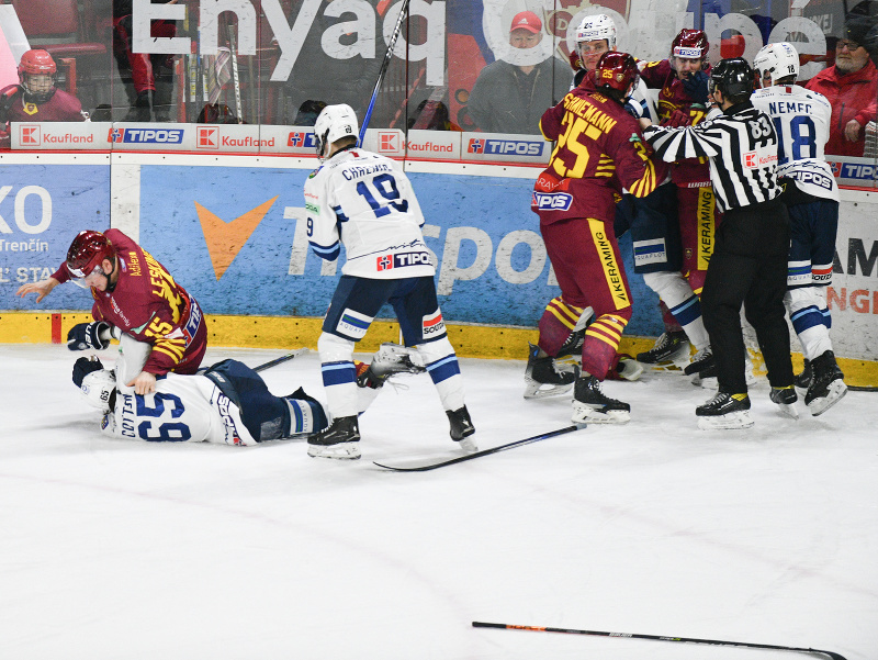 Potýčka medzi hráčmi v zápase 34. kola hokejovej Tipos extraligy HK Dukla Trenčín - HK Nitra