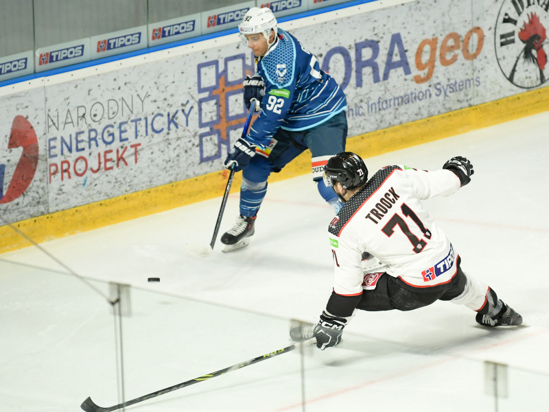Na snímke zľava Sahir Gill (Nitra) a Branden Troock (Banská Bystrica) 