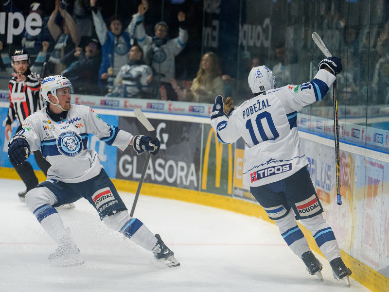 Tomáš Pobežal jasá po strelenom góle, vedľa neho Brett Ritchie