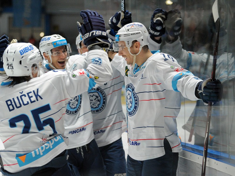 Samuel Buček, Dalibor Bortňák a Branislav Rapáč oslavujú gól HK Nitra