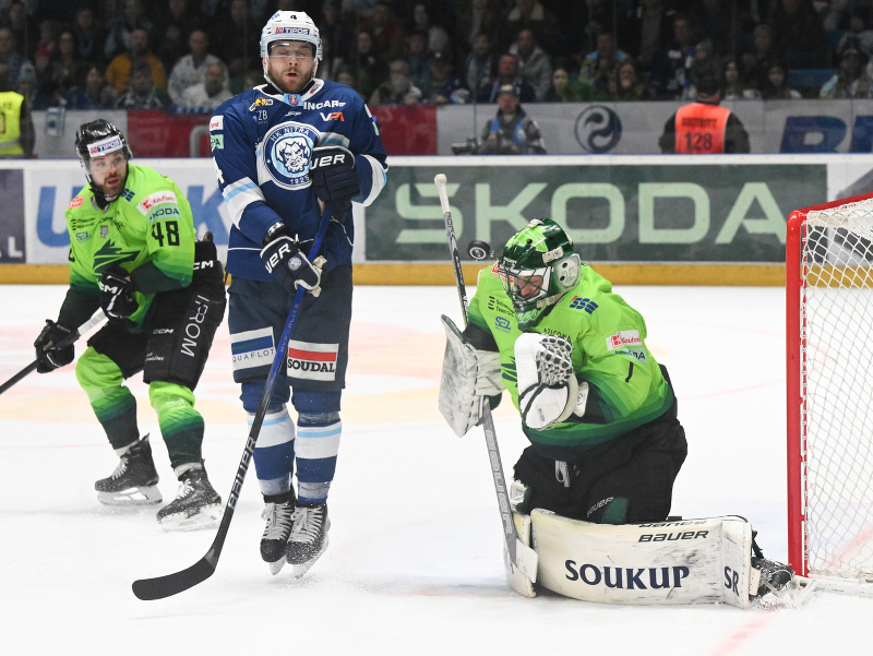 Zľava Daniel Gachulinec (Žilina), Jadeon Descheneau (Nitra) a brankár Connor Lacouvée (Žilina)