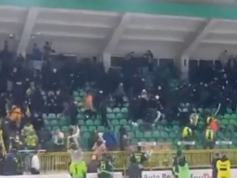 Hromadná bitka medzi fanúšikmi Žiliny a Nitry
