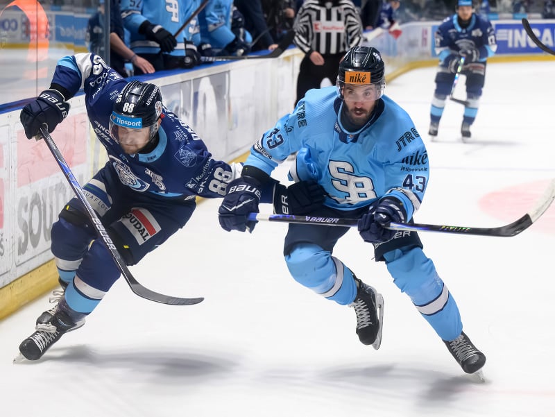 Zľava Dávid Okoličány (Nitra) a Patrik Maier (Slovan)