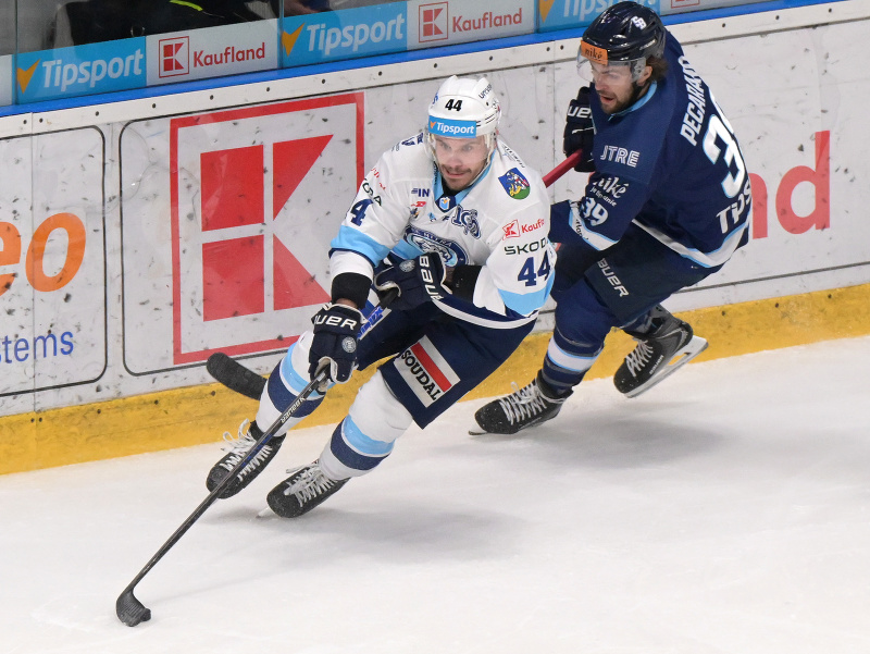 Zľava Zach Osburn (Nitra) a Liam Pecararo (Slovan)
