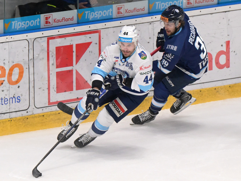 Zľava Zach Osburn (Nitra) a Liam Pecararo (Slovan)