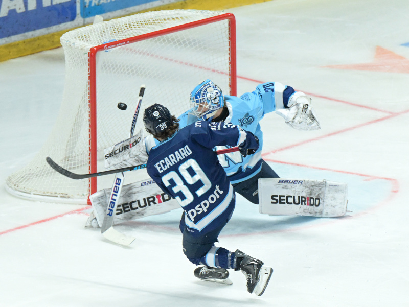 Jasper Patrikainen, ktorého prekonáva Liam Pecararo 