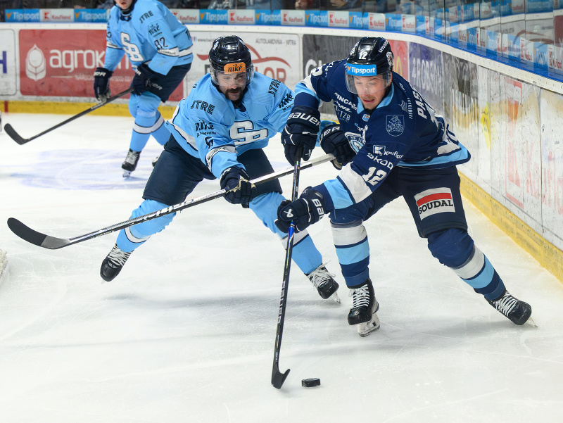 Zľava Ryan O'Connor (Slovan) a Josh Passolt (Nitra)