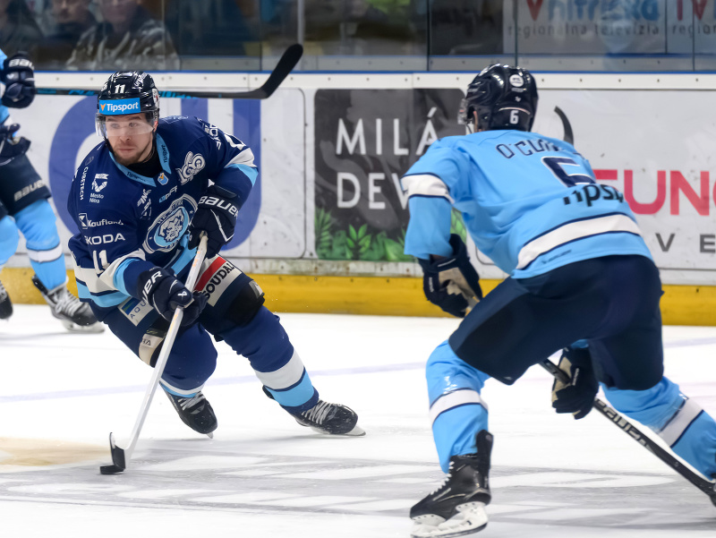 Zľava Joshua Lawrence (Nitra) a Ryan O´Connor (Slovan) bojujú o puk 