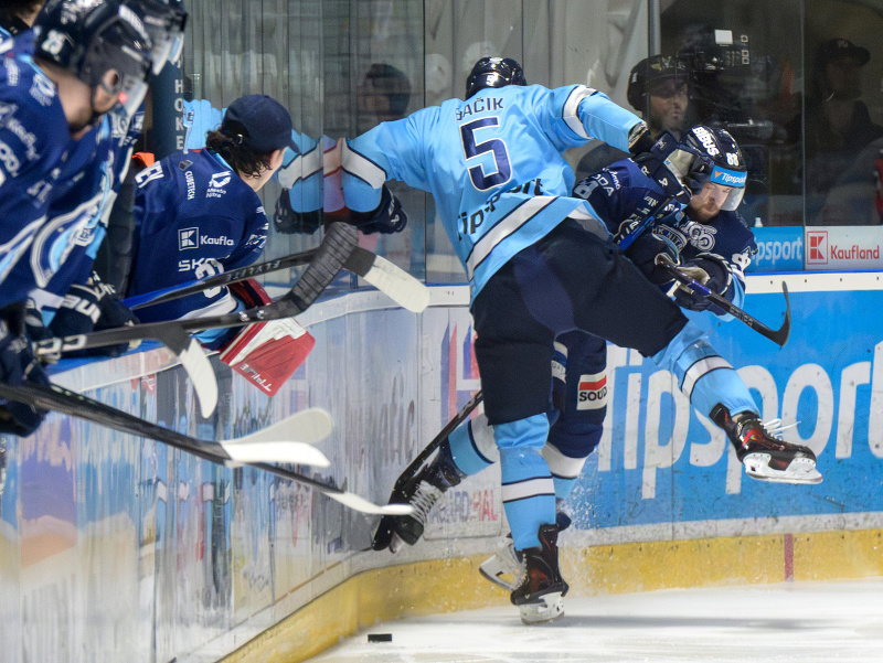 Zľava Patrik Bačík (Slovan) a Dávid Okoličány (Nitra) bojujú o puk
