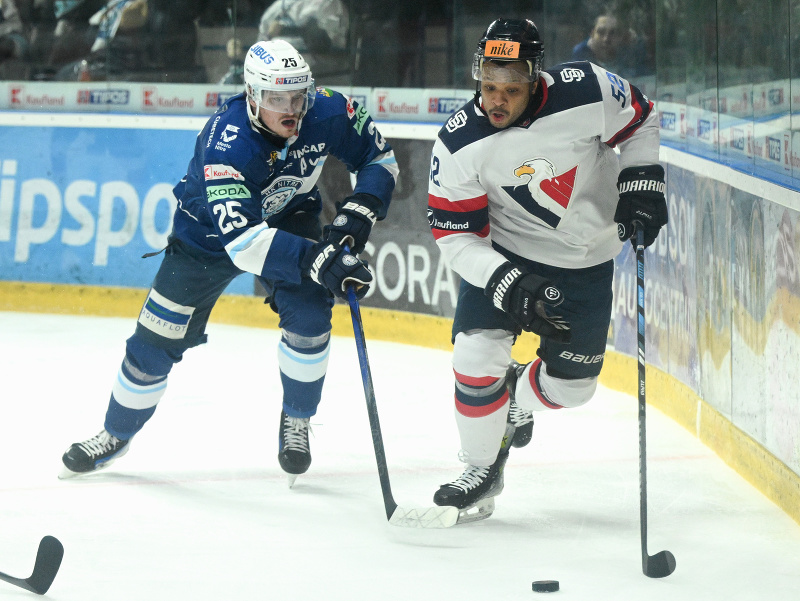 Na snímke zľava Samuel Buček (Nitra) a Sena Acolatse (Slovan)
