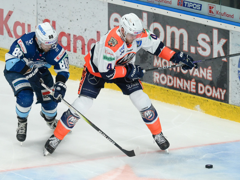 Na snímke zľava Dávid Okoličány (Nitra) a Kristofers Bindulis (Michalovce) v šiestom zápase semifinále play-off Tipos extraligy medzi HK Nitra a HK Dukla Ingema Michalovce