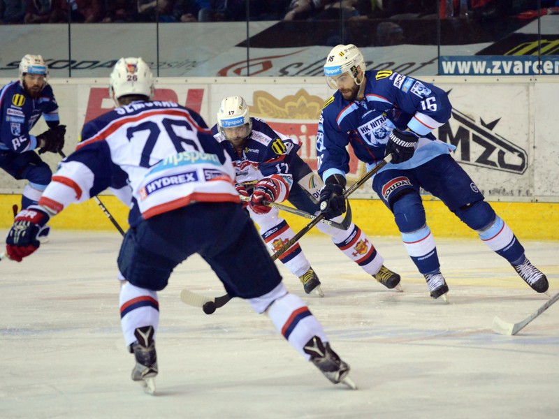 David Laliberté z HK Nitra (vpravo) a Jan Semorád (druhý vľavo) a Kamil Brabenec (v strede) z HKM Zvolen