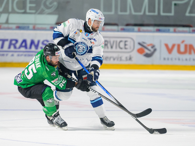 Mark Auk (v bielom), napáda ho Marek Slovák