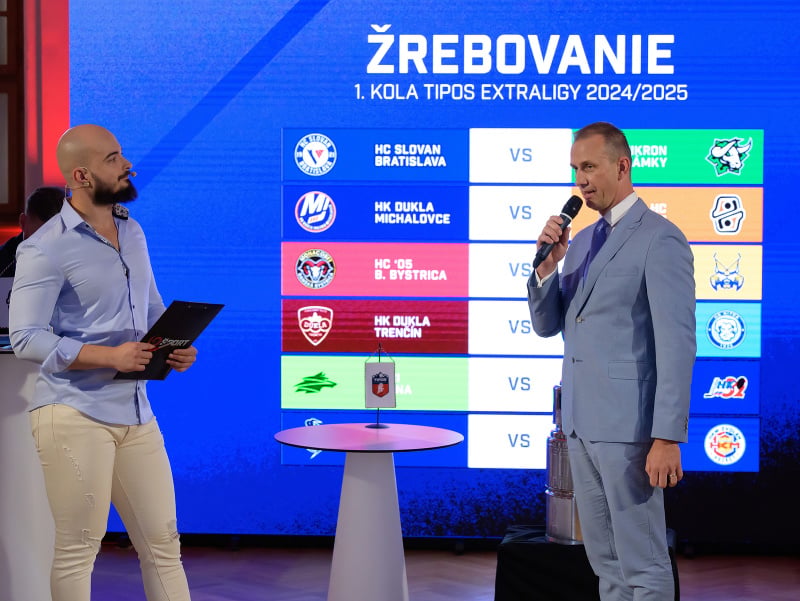 Na snímke vpravo prezident HK Nitra Miroslav Kováčik počas slávnostného žrebu 1. kola Tipos Extraligy v Nitre