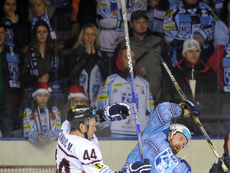 Jamie Milam z HK Nitra (vpravo) a Mislav Rosandič z HC '05 iClinic Banská Bystrica