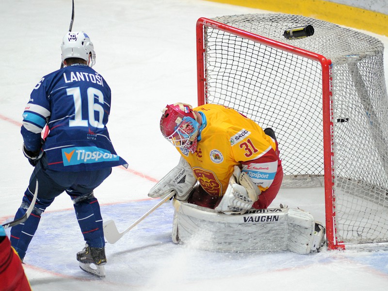 Róbert Lantoši a brankár Michal Valent