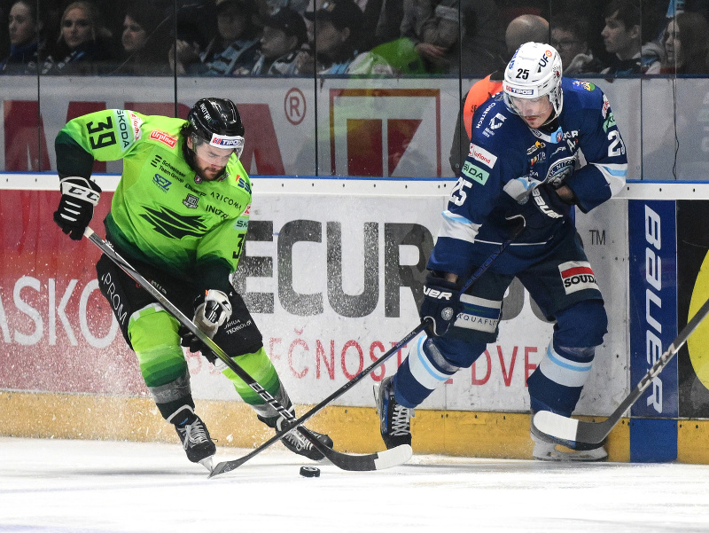 Zľava Brendan Ranford (Žilina) a Samuel Buček (Nitra) v súboji