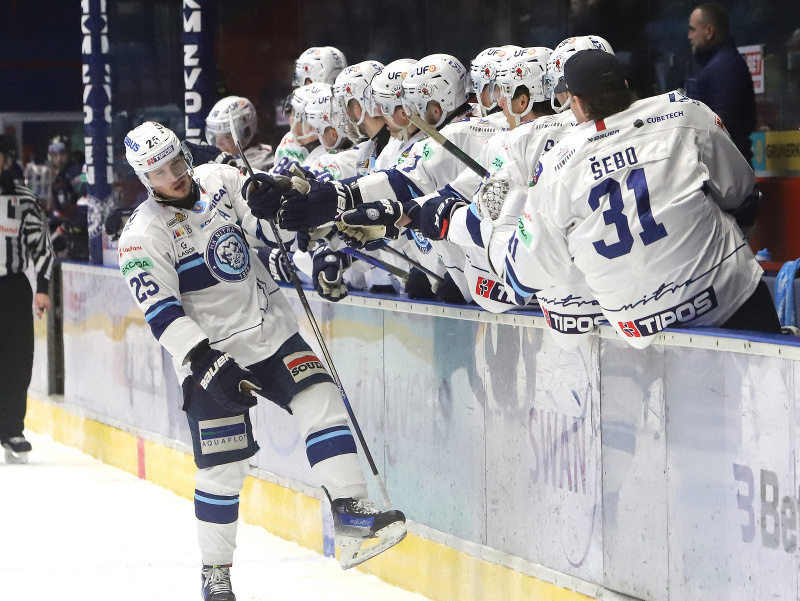 Samuel Buček (Nitra) sa teší z gólu so spoluhráčmi