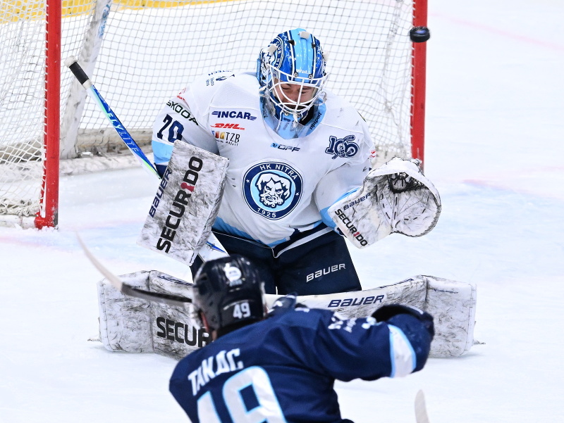 Na snímke Samuel Takáč (Slovan) a brankár Jasper Patrikainen (Nitra) počas tretieho zápasu finále play-off 