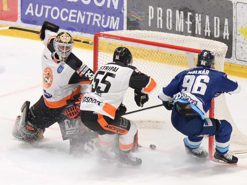 Zľava Vladimír Glosár (Michalovce), Adam Stripai (Michalovce) a Ondrej Molnár (Nitra) dáva gól