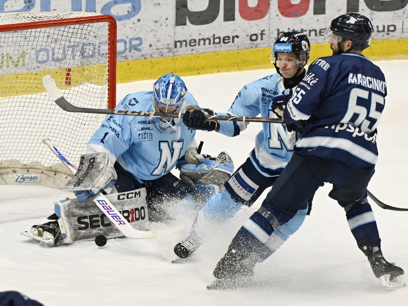 Tomáš Marcinko (Slovan), Jesse Graham a brankár Dylan Ferguson (obaja Nitra)