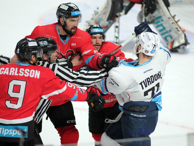 Marek Tvrdoň z HK Nitra (vpravo) a Vladimír Mihálik z HC´05 Banská Bystrica