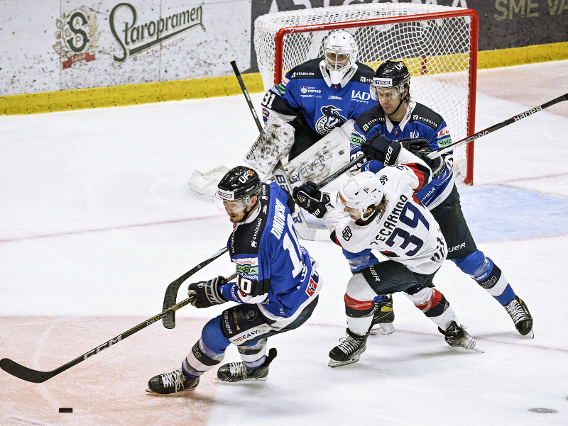 Ryan Dmowski z HK Poprad a Liam Pecararo z HC Slovan Bratislava 