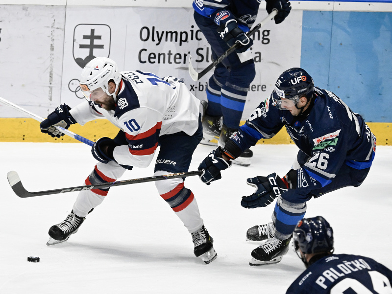 Na snímke vľavo Haralds Egle (Slovan) a vpravo Tomáš Török (Poprad)