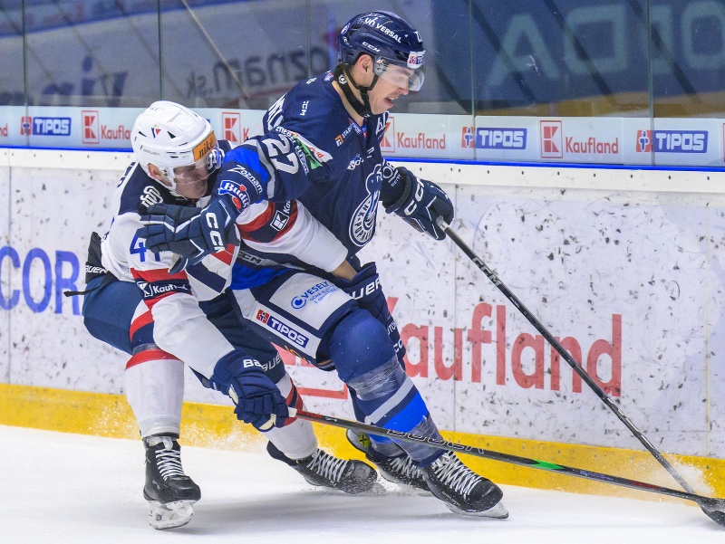 Na snímke zľava Mitchel Mckenna Hoelscher (Bratislava), Adam Cracknell (Poprad)