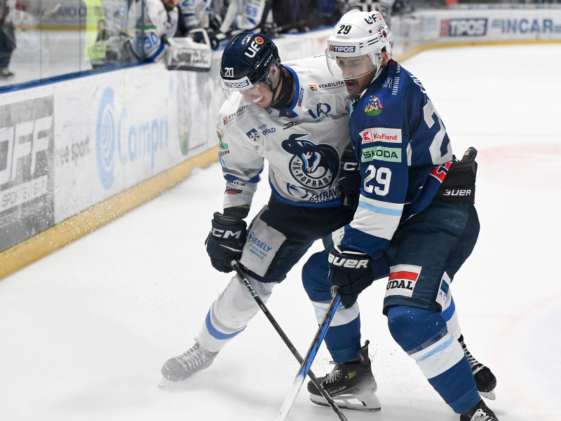 Na snímke Peter Kundrik (Poprad) a Sahir Gill (Nitra) bojujú o puk