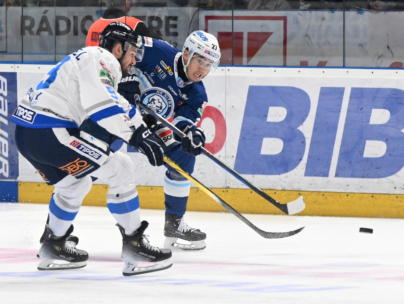 Na snímke Jacob Cardwell (Poprad) a Sebastián Čederle (Nitra) bojujú o puk