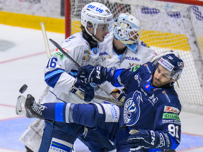 Na snímke zľava Marko Stacha (Nitra) a Andrew Calof (Poprad)