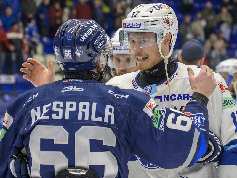 Na snímke zľava Jakub Nespala (Poprad) a Martin Vitáloš (Nitra) sa zdravia po šiestom zápase štvrťfinále play-off hokejovej Tipos extraligy