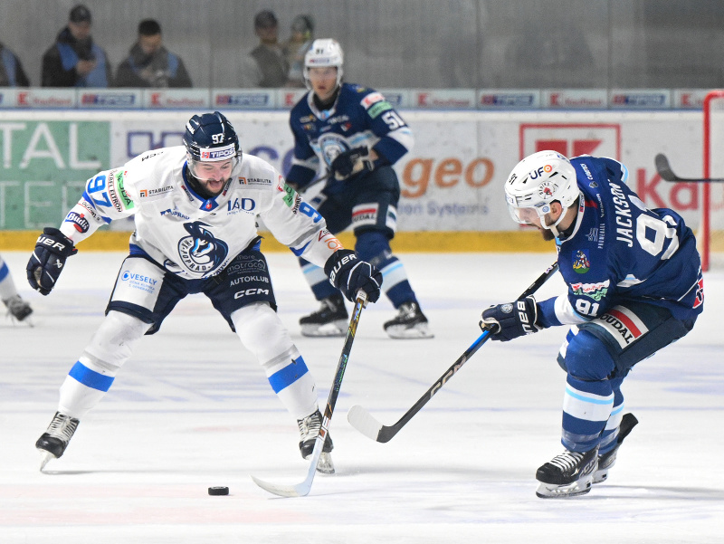 Na snímke Jeremy Bracco (Poprad) a Robert Jackson (Nitra) bojujú o puk