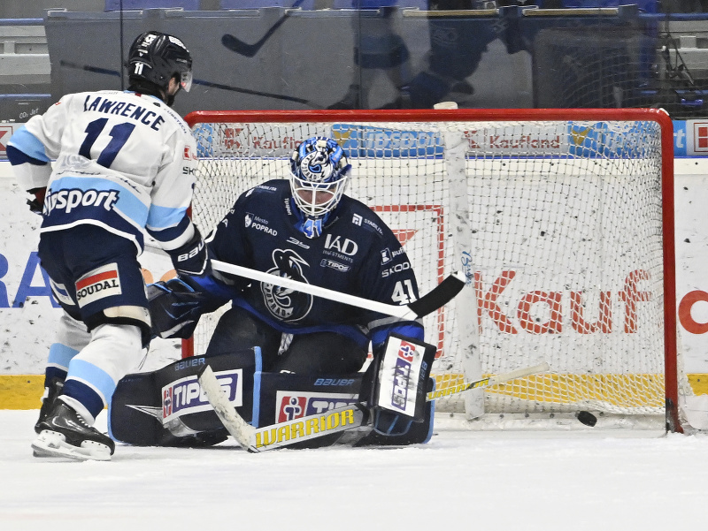 Hráč Nitry Joshua Lawrence a prekonaný brankár Popradu Tyler Parks