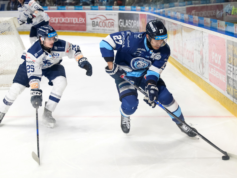 Na snímke zľava Markus Suchý (Poprad) a Sebastián Čederle (Nitra)