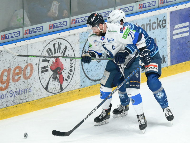 Zľava Patrik Svitana (Poprad) a Luke Green (Nitra) bojujú o puk
