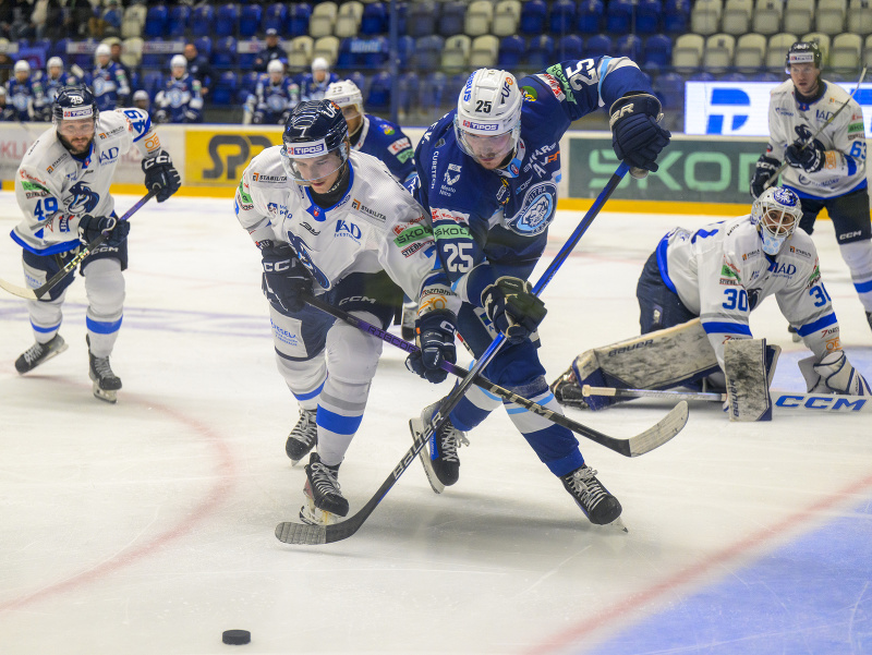 Zľava Cole Coskey, Martin Sluka (obaja Poprad), Samuel Buček (Poprad), Ádam Vay (Poprad) a Trent Bourque (obaja Poprad)