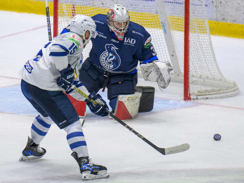 Na snímke gólová šanca, zľava Petr Chlán (Spišská Nová Ves), Adam Vay (Poprad)