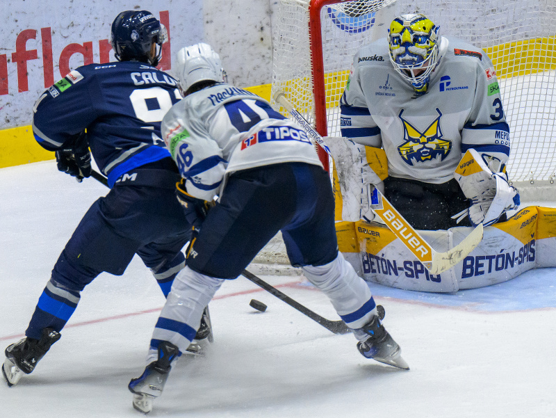 Na snímke gólová šanca, zľava Andrew Calof (Poprad), Ryan Mackinnon a brankár Mareks Mitens (obaja Spišská Nová Ves)