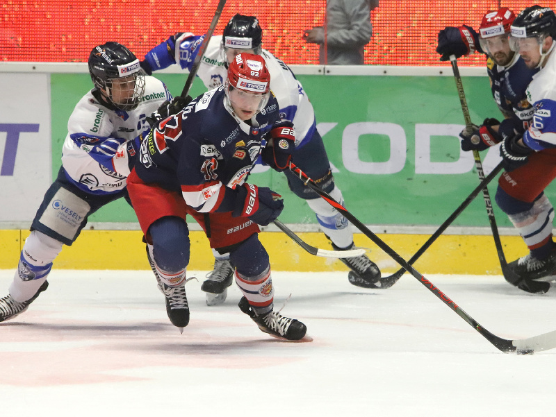 Zľava Filip Mešár (Poprad) a Jakub Kolenič (Zvolen)