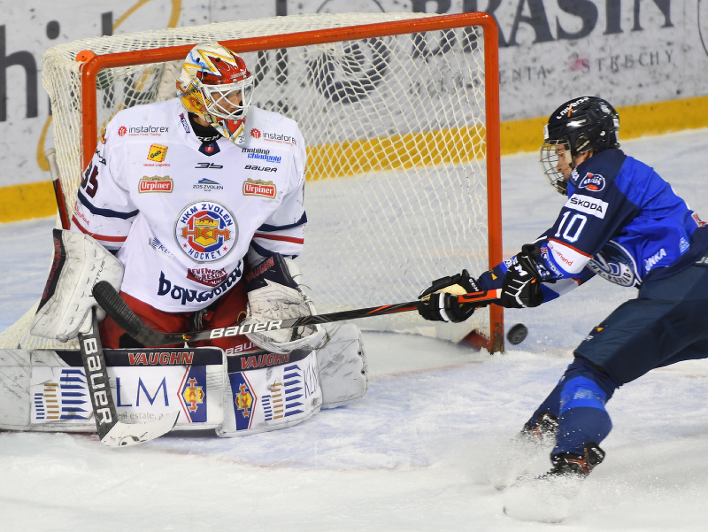 Vpravo Filip Mešár (HK Poprad), vľavo brankár Robin Rahm (HKM Zvolen)
