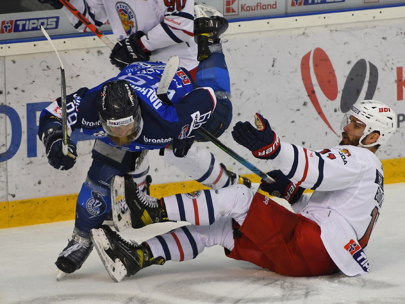Vľavo Mike Dalhuisen (HK Poprad), vpravo Radovan Bondra (HKM Zvolen)