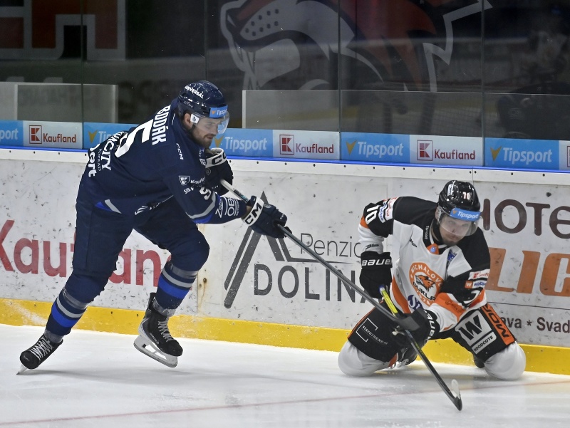 Zľava Martin Bodák (Poprad) a Peter Lichanec (Michalovce) bojujú o puk