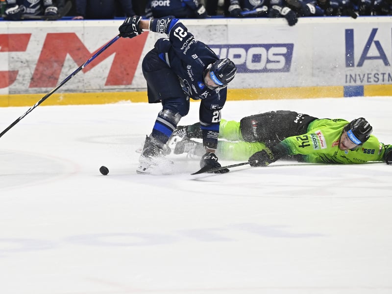 Na snímke vľavo Michael Vandas (Poprad) a Marek Korenčík (Žilina) 