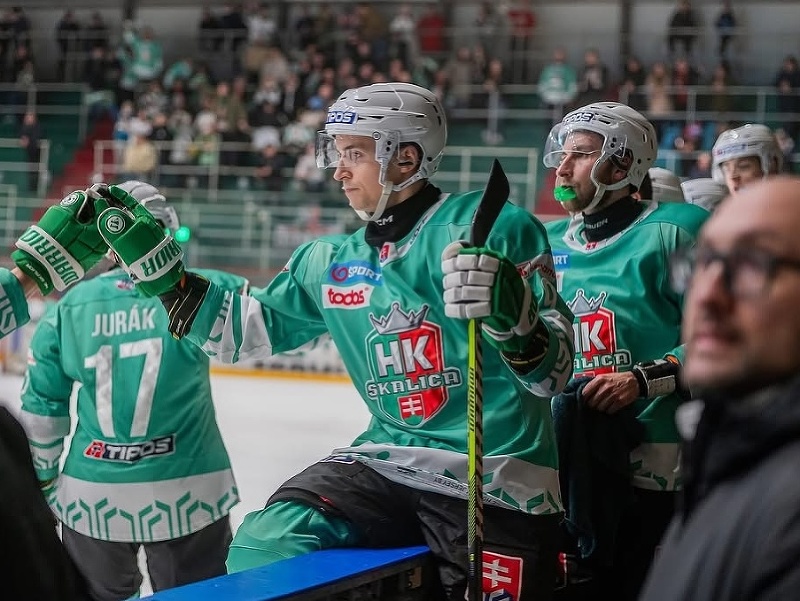 Hokejisti HK Skalica oslavujú gól