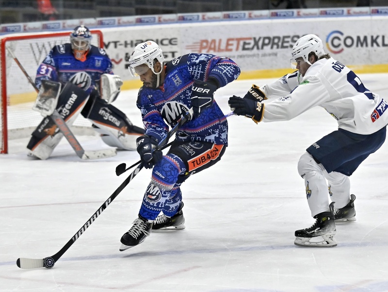 Na snímke zľava brankár Stanislav Škorvánek a Sena Acolatse (obaja Michalovce) a vpravo Róbert Džugan (Spišská Nová Ves) v zápase 31. kola hokejovej Tipos extraligy