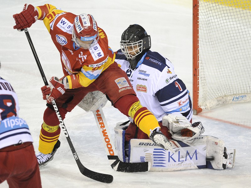 Brankár Drew MacIntyre z HKM Zvolen a Ondrej Mikula z HK Dukla Trenčín 